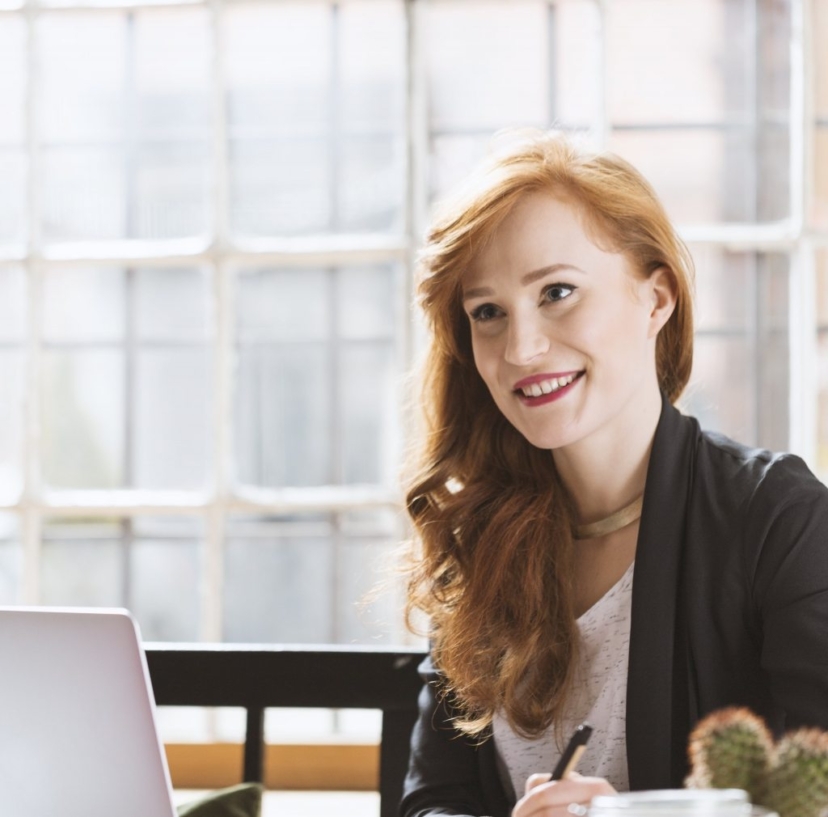 woman-having-lunch-in-cafe